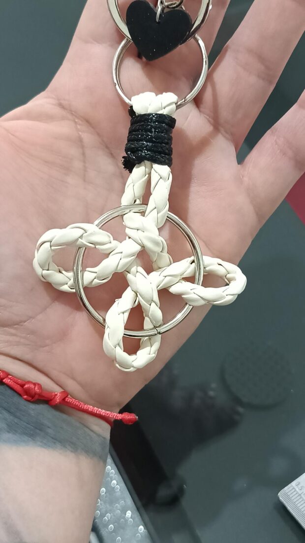 pulseira nó de bruxa branco