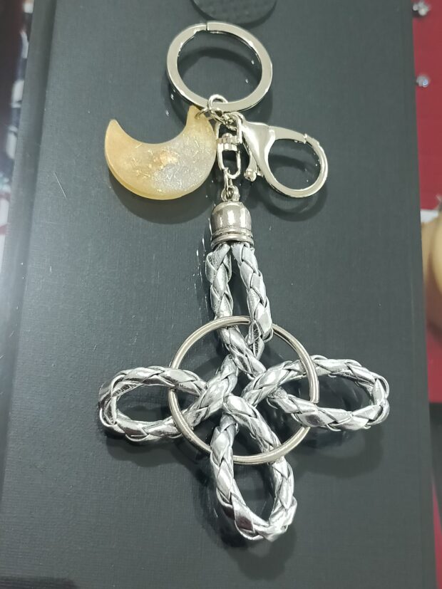 Chaveiro Nó da Bruxa Branco - Imagem 6
