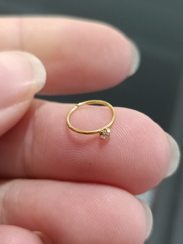 Argola Nostril Dourada Com Strass - Imagem 3