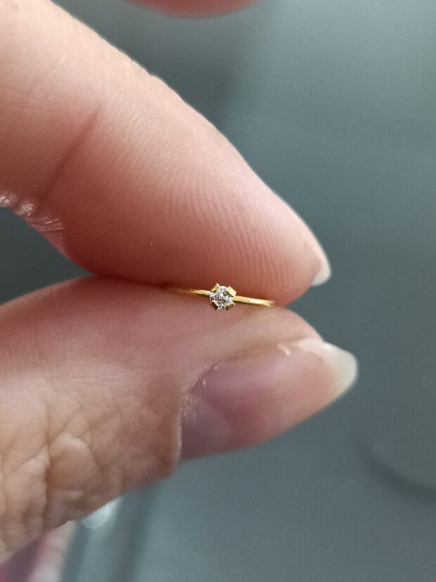 Argola Nostril Dourada Com Strass - Imagem 6